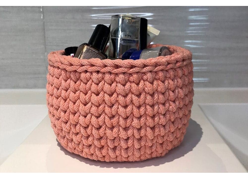 Koszyczek łazienkowy średni - ręcznie szydełkowany różowy sznur